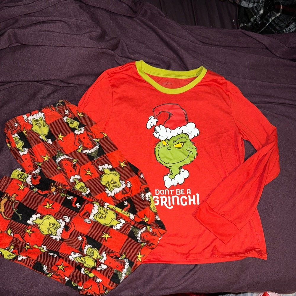 Dr. Seuss grinch pajama set!!